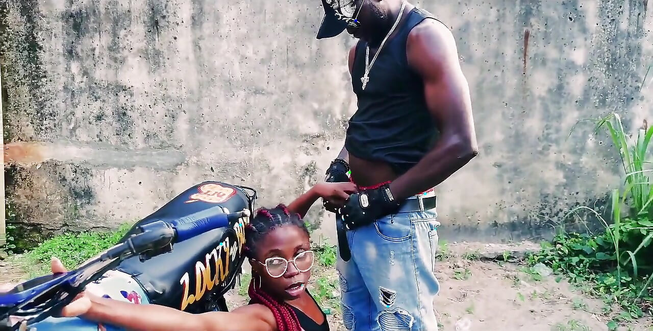 Sexo em pé em uma bicicleta - gangster motociclista petite fode seu homem em garagem pública