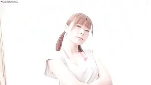 Süße und geäugte asiatin neckt dich