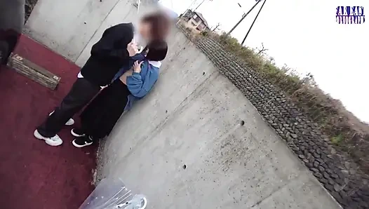 Islak işaret, kendini her bıraktığı yerde parıldayan yaramaz bir iz bırakırken dolaşıyor 1/3