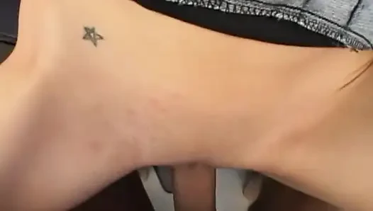 Ein schöner schwanz für ein böses blondes mädchen