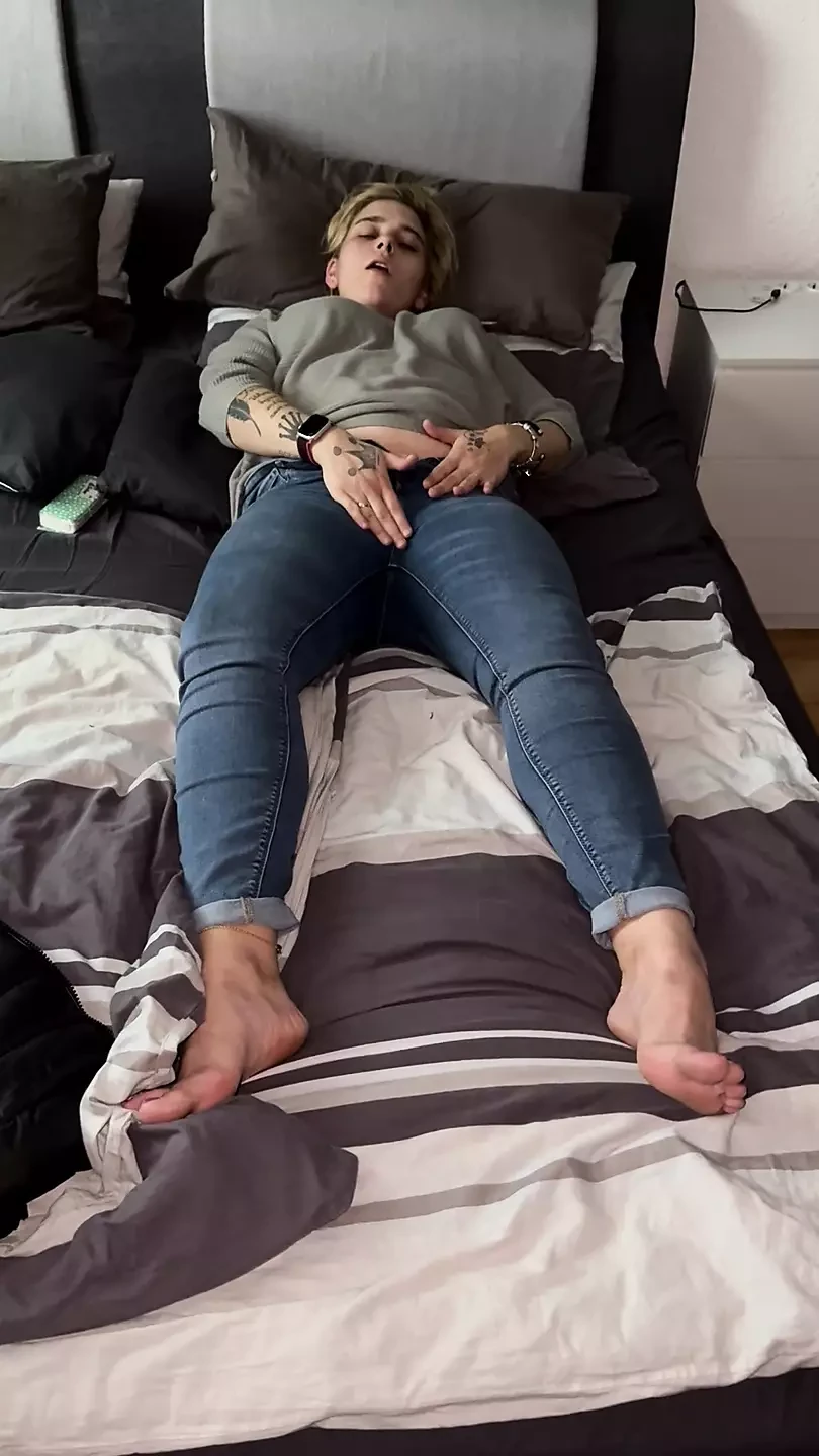 Masturbation on the bed, multiple orgasms, fingering, clitoris, moist, moaning, shaking, I several times, I'm coming, I'll get it