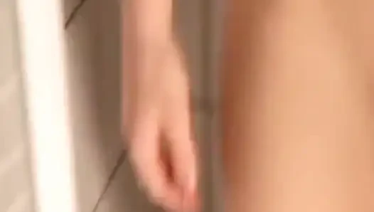 Brunette membiarkan pacarnya menyetubuhi pantatnya
