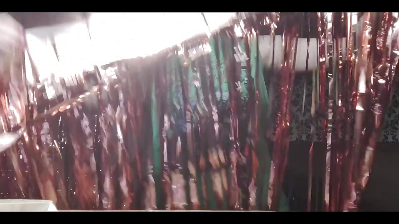 الاستعداد لعيد الحب عن طريق نفخ البالونات