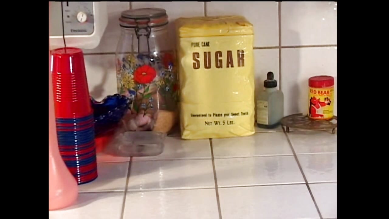 Zwarte tiener weet niet wat haar te wachten staat in de keuken met deze sletterige blanke lesbische milf