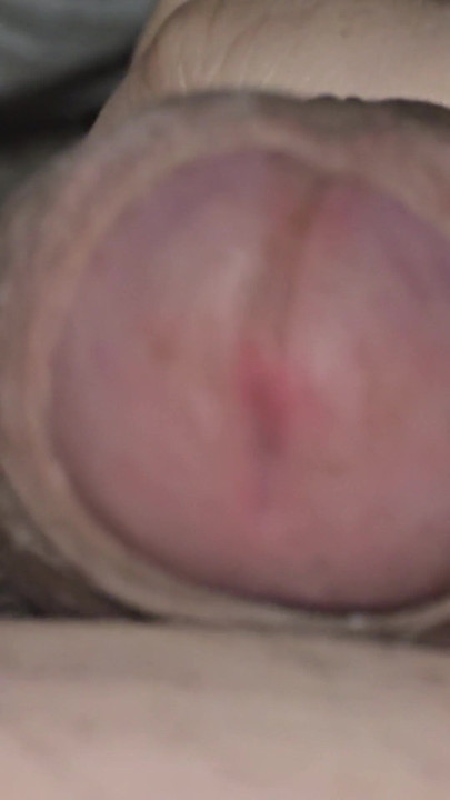 Une belle-mère fait presque pleurer la bite de son beau-fils pendant une branlette | Clip 1