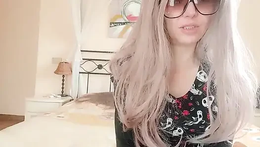 Güçlü kaba aksanı! Güzel İtalyan fahişe geğirme ve osuruklar arasındaki m.'ni gücendiriyor
