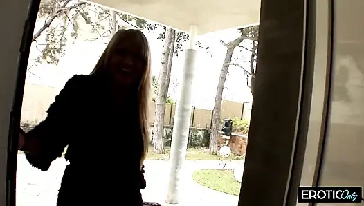 Sarışın kızlar sırılsıklam orgazm için birbirlerine yumruk sokuyor ve dildo yapıyor