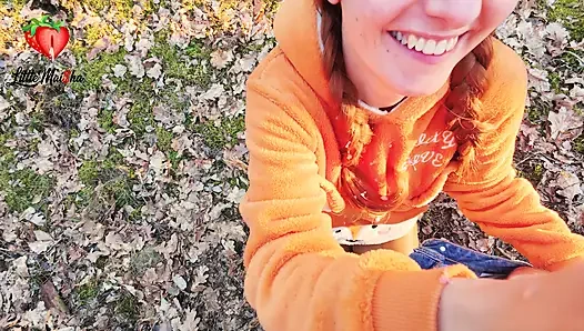 Худенькая, сладкая рыжая, которую я случайно встретил в лесу, подоила мои яйца и член досуха. Она также вылизала мое очко в процессе.