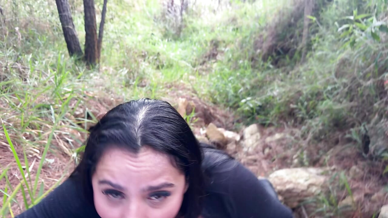 me chupa la polla en el bosque la mejor amiga de mi novia  mientas vamos de paseo