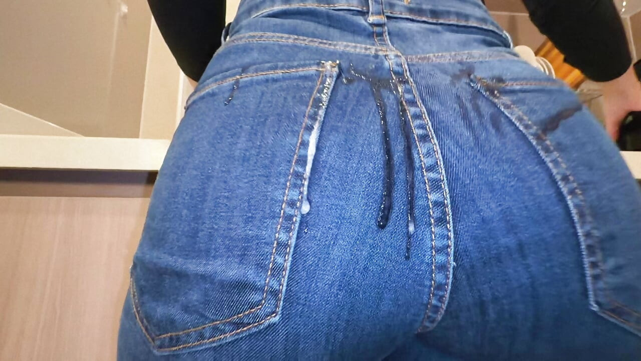 Cumming All Over My Maid’s Big Ass in Tight Jeans While She Washes Dishes in the Kitchen