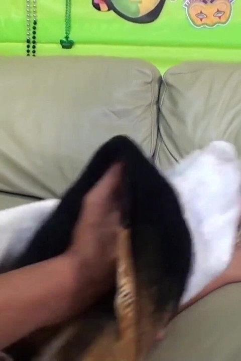 Fışkırtma eğlencesi - Güneş tarafından öpülen genç Vanessa Cage bir yanardağ gibi püskürüyor!