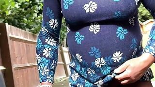Ερασιτέχνιδα crossdresser Kellycd2022 σέξι milf με μπλε φόρεμα, καλσόν και γόβες