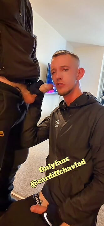Scally srác megtölti a lyukam, aztán vastag adagot spriccel az arcomra