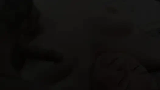 Büyük memeli şişman bir kadının ağzını penisini sıvazladıktan sonra dölle doldurdu yakın çekim