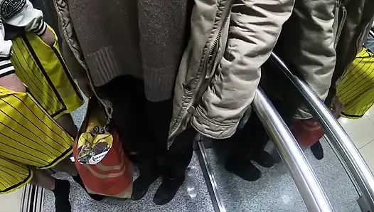 Cewek latina lagi asik seks threesome sama pria pengantar barang