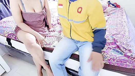 Package courier in rented MILF who is lonely