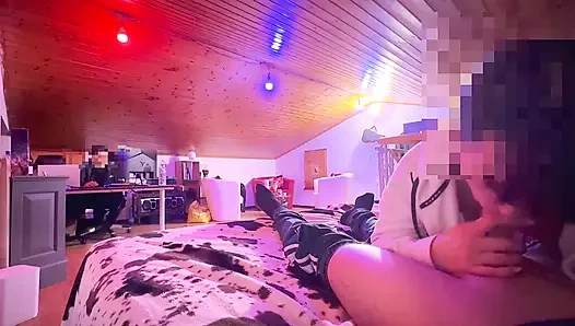 Друг не дает кончить моему члену в течение 13 мин, останавливает меня кончать несколько раз, пока сосед по комнате наблюдает - взрывоопасная отделка в видео от первого лица