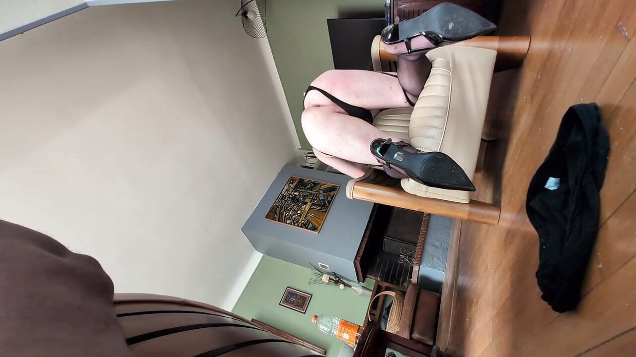 Sissy Putih Mengambil Kontol Hitam Besar Di Pantatnya