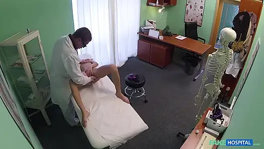Fake hospital - doktor yalnız seksi hastaya doğum günü hediyesi veriyor