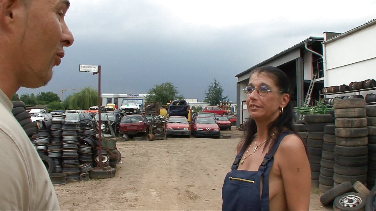 Esta puta alemã gosta de uma boa foda nos pneus enquanto está no trabalho