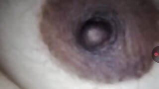 בחורה ויראלית מאינדיאנה, ציצים גדולים סקסיים מופיעים בכוס מכניסה אצבעות, סרטון אחרון