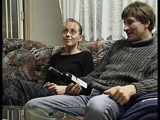 Молодая пара в 90-х трахается на диване