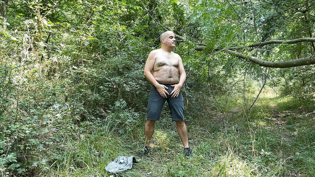 Zolee corre um risco - tira a roupa na floresta e se diverte sozinho