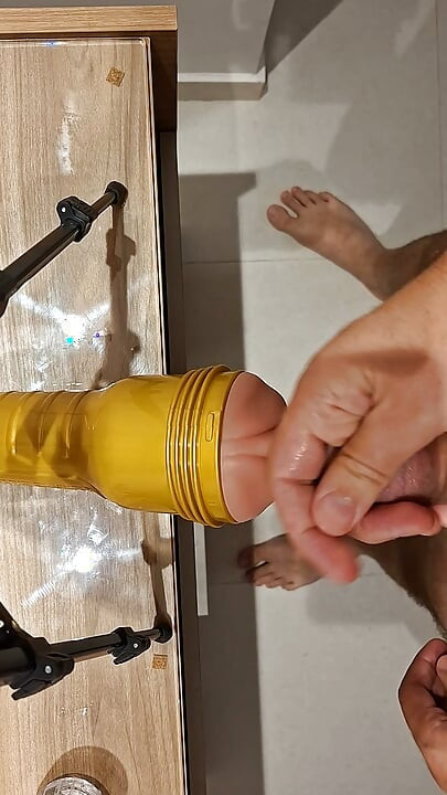 Трахаю Fleshlight в первый раз после двух недель без дрочки, часть 2