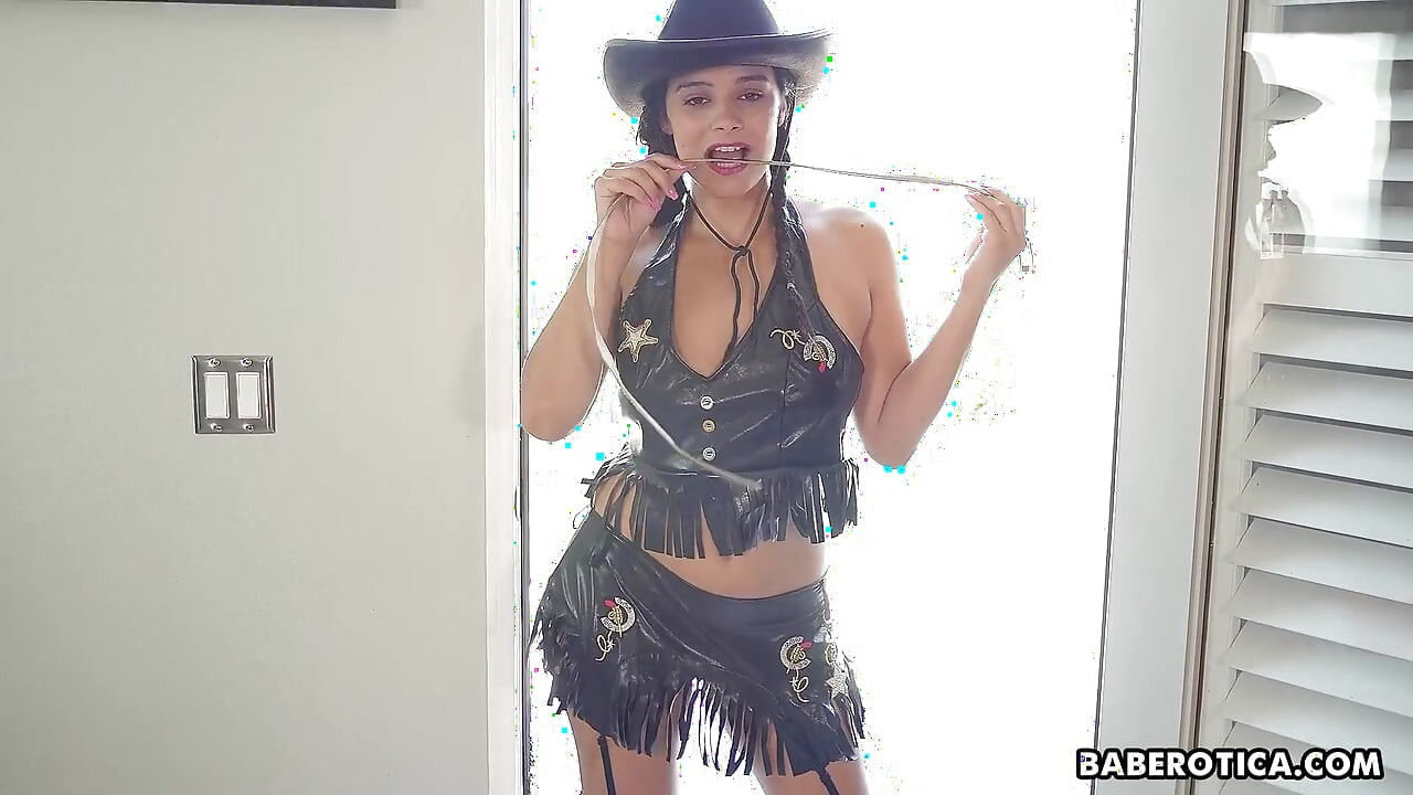 Violet Starr göz kamaştırıcı çıplak solo şov