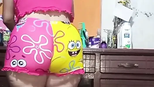 Üvey annemin fahişesi beni baştan çıkarıyor ve beni takip ediyor