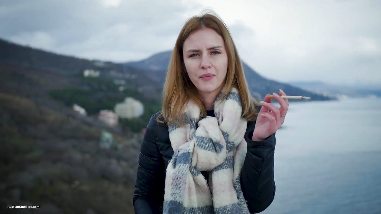 Priobalni dim trenutak tihog povetaraca, scenski pogled