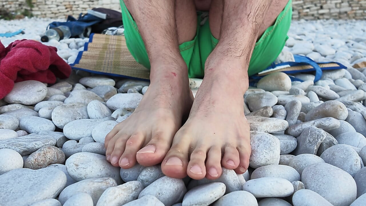 Pies descalzos en la playa al atardecer - 7 minutos de dedos, plantas y primeros planos