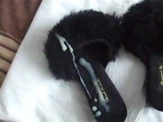 Cumming en sexy pantuflas negras.