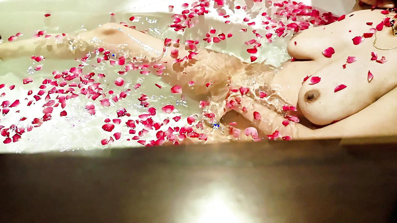 Indischer desi-bahu-sex mit ihrem sasur ji am ersten tag ihrer hochzeit. Hindi-rollenspiel.