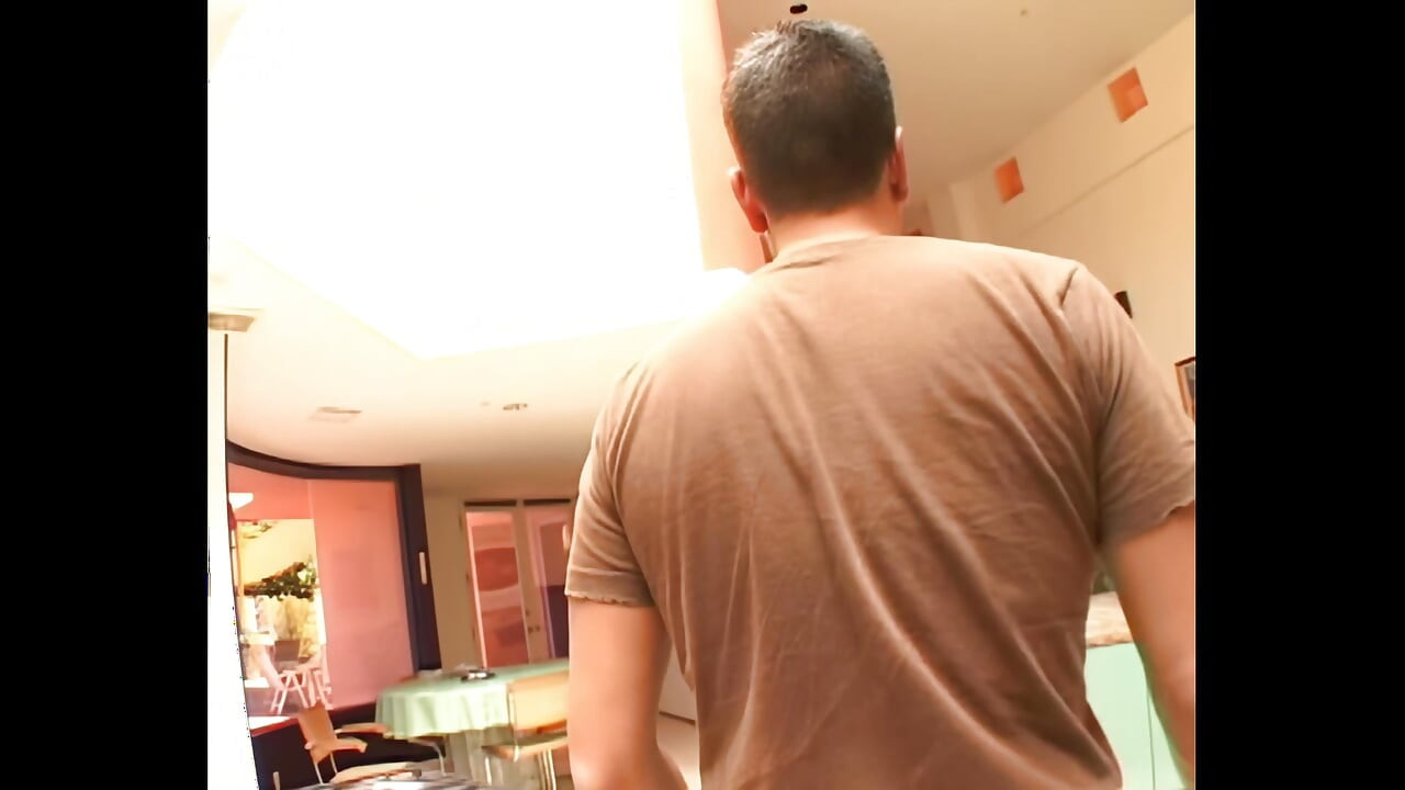 Harmony prend la grosse bite de Michael Stefano dans son petit cul américain !