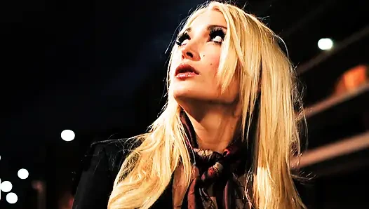 Memasukkan vaginanya yang basah dan memberinya pantatnya creampie!