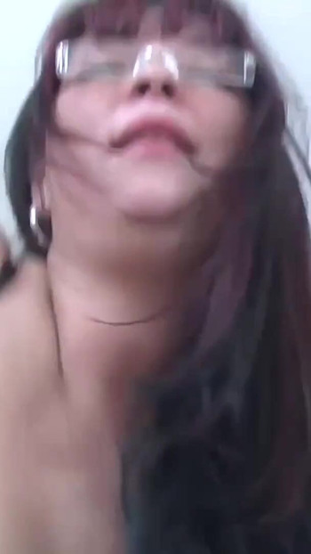 Moment must-share de la "Matură sexy gospodină cu țâțe mari și 2 prietene care stropesc la orgasm"