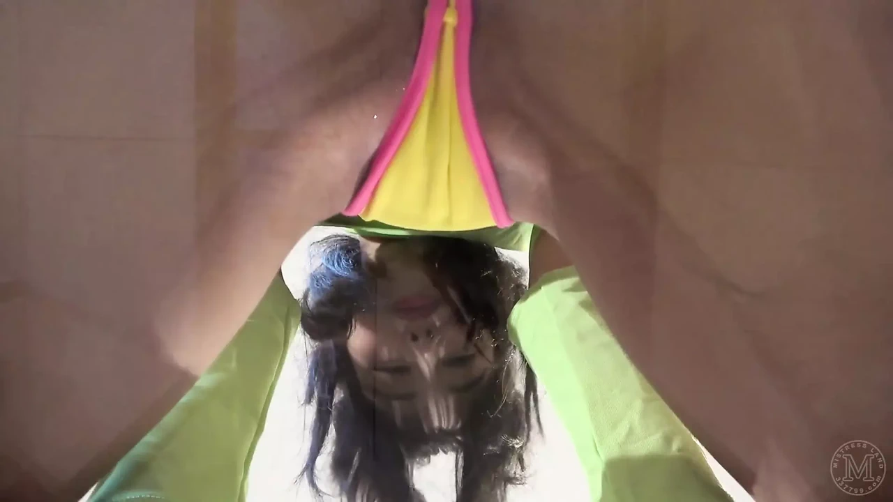 你的脸被放在一个坐脸盒里，穿着比基尼的女孩像椅子一样坐在上面，笑着羞辱你，第一人称视角