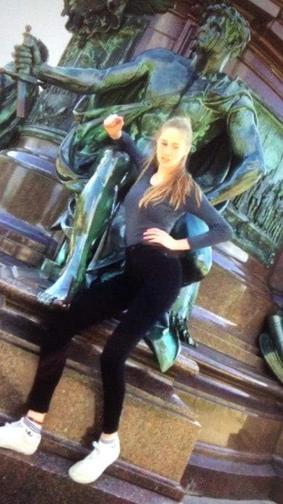 Amelie shakes her ass