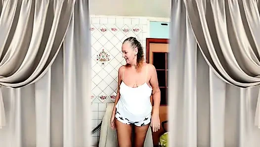 Die Attraktive Hausfrau Lukerya Nach Dem Duschen