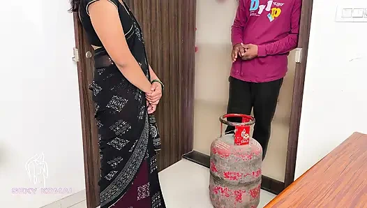 Orang pengiriman gas lunak menyerahkan selain tangki, di mana silinder kosong, saya mengambilnya.