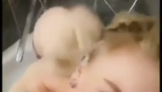 Heißer körper in der dusche