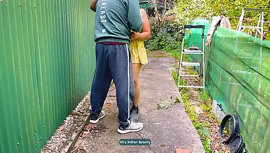 Nachbarin springt vom zaun für intensives stehen anal doggystyle und indische ehefrau tief in den hals