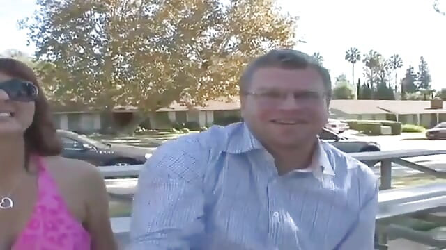 Desi Fox je napaljena žena osvrće pogled na svog muža