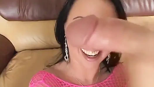 Drei typen ficken diese wunderschöne brünette und geben ihr drei große gesichtsbesamungen