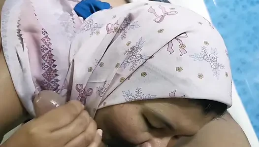 Kalbi kırık Müslüman kız emmek istiyor
