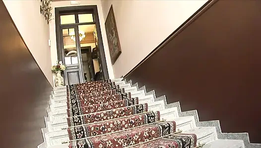 Sarışın üniversiteli genç kız zar zor sikiliyor