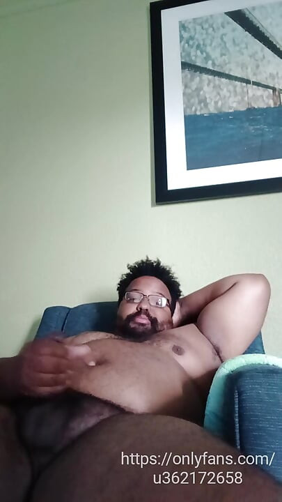 Papaizão doido em um quarto de hotel