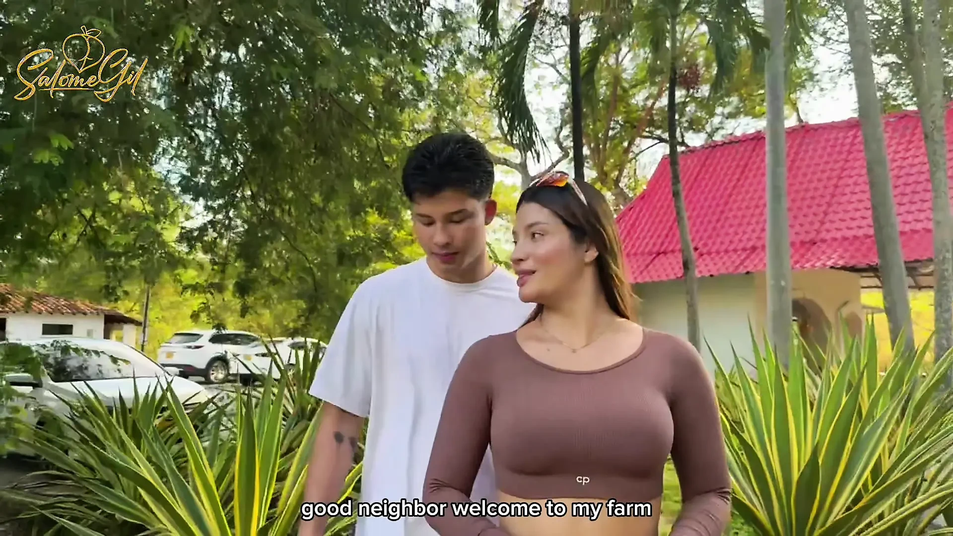 熟女在她的后院乱搞她邻居的儿子