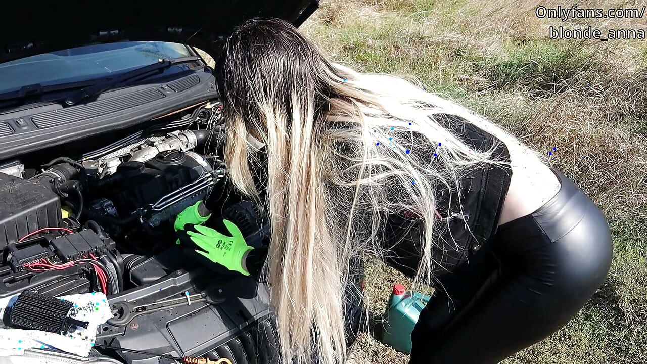 Jente mot bil. Oljeskiftet